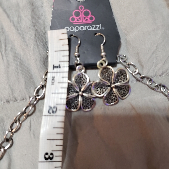 Paparazzi Silver Mesh Flower Statement Necklace & Earring Set - Picture 9 of 16